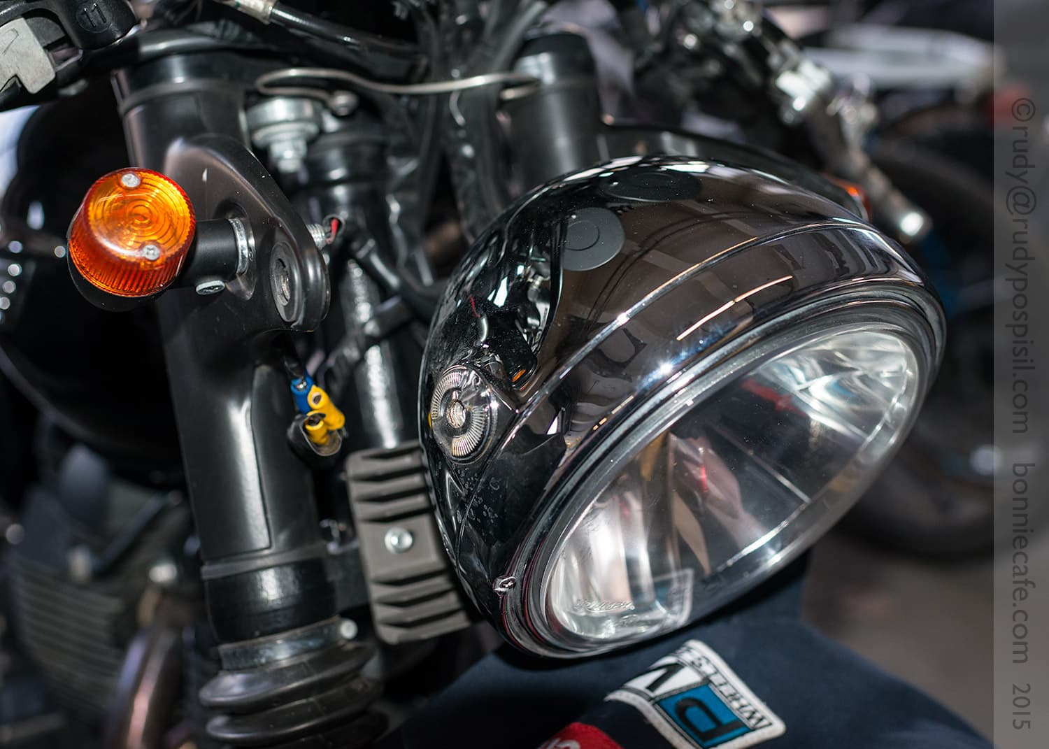 201504_d8h017938-british-customs-front-turn-signal-relocator-bracket-triumph-bonneville-bonnie-cafe